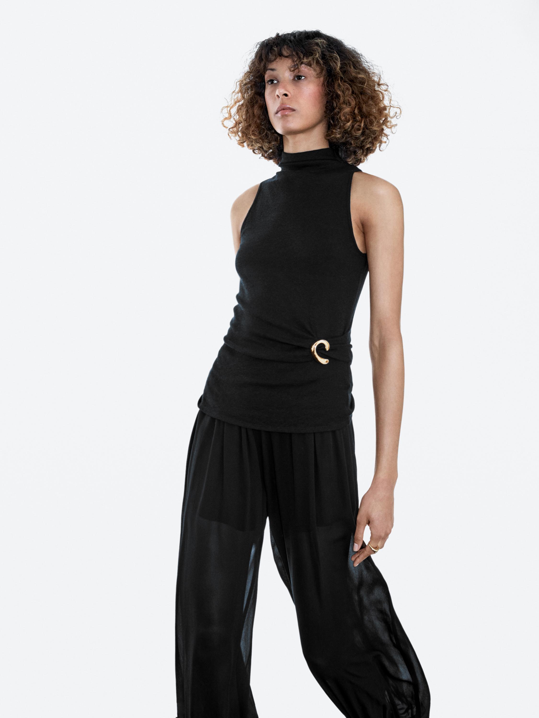 Top à col cheminée avec broche